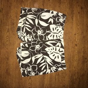 Vineyard Vines patterned shorts. Size 8.